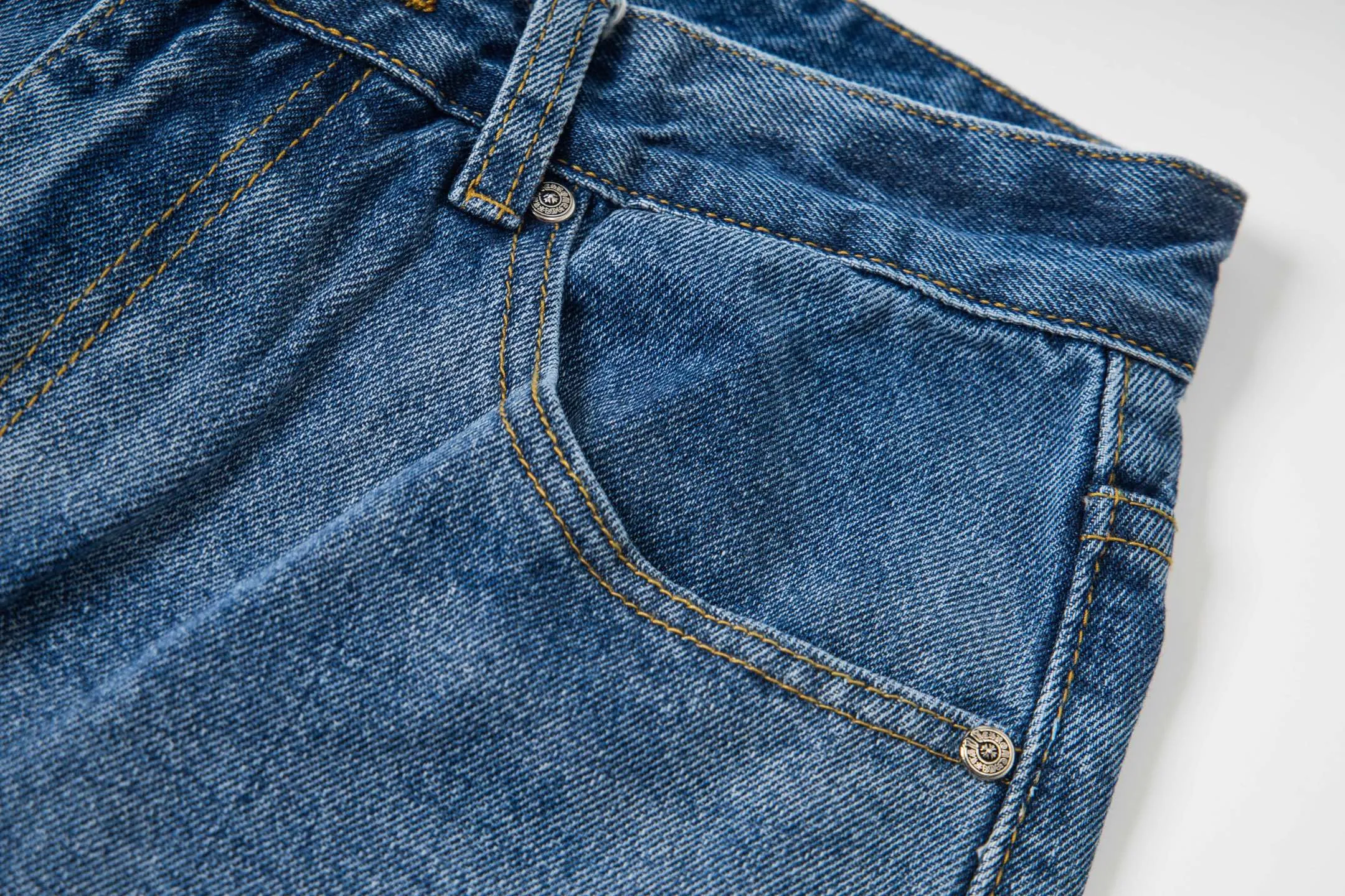 P260 Chrome Hearts light blue pants, Sanskrit yellow and white patchwork leather jeans. CH jeans need to be washed before being dismantled and then hand-stitched with sheepskin cross leather and then spliced ​​together. The whole piece has too many craftsmanship to explain. The patchwork is decorated with cross flowers, and the high-waisted washed jeans! ! Absolutely high-end luxury products, god-level single products and super popular products, made with top heavy industry, a must-see magic weapon. Customized hardware. The fabric is thick and soft after washing. It has good breathability. Customized small leather label. Unique design. The details are simple and elegant, and the workmanship is exquisite. The entire trousers are neatly routed and the details are in place! It’s so cool that both men and women can easily control the genderless trend! Style number: 1804# Color: blue Size: 28 30 32 34